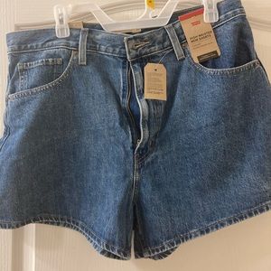 NWT Levi’s. Size 33. High-waisted Mom shorts.